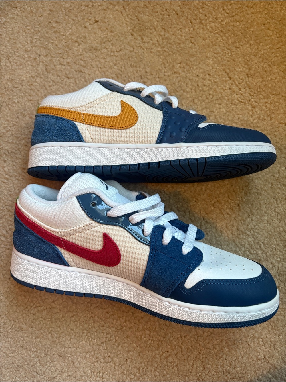 Grade School Air Jordan RETRO 1 LOW SE 'MESSY ROOM'